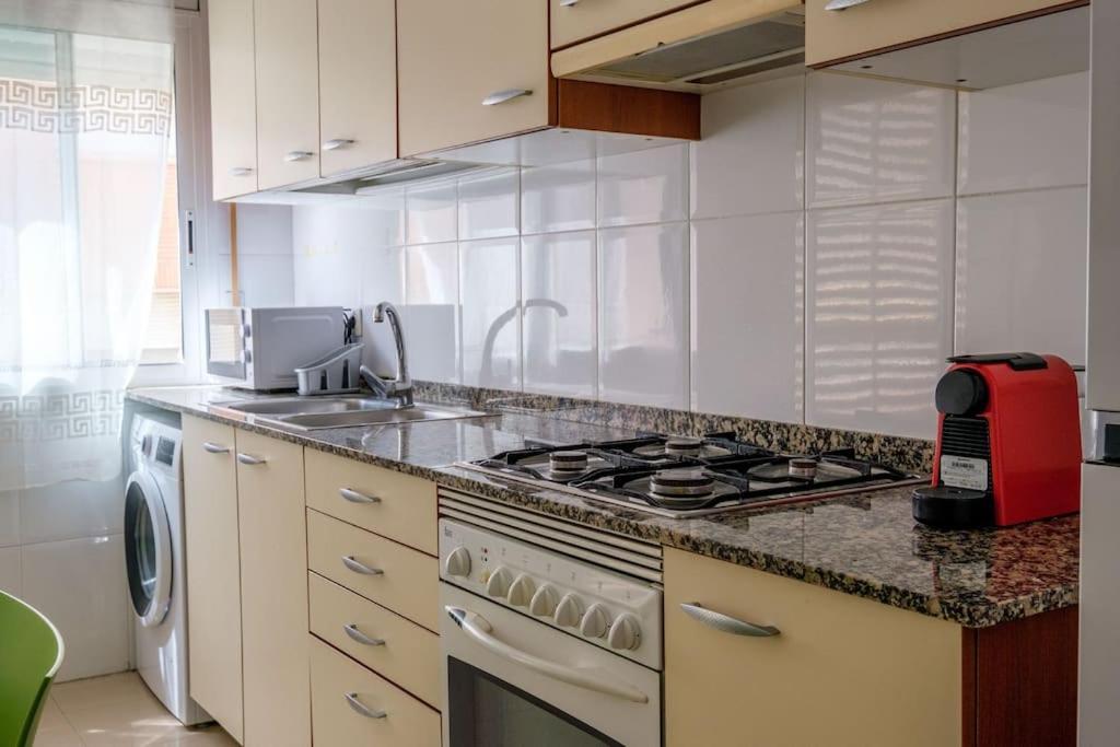 En Complejo Residencial, Con Piscina. Apartment *