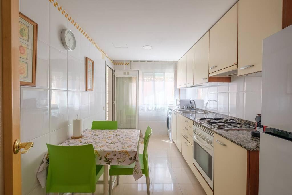 En Complejo Residencial, Con Piscina. Apartment