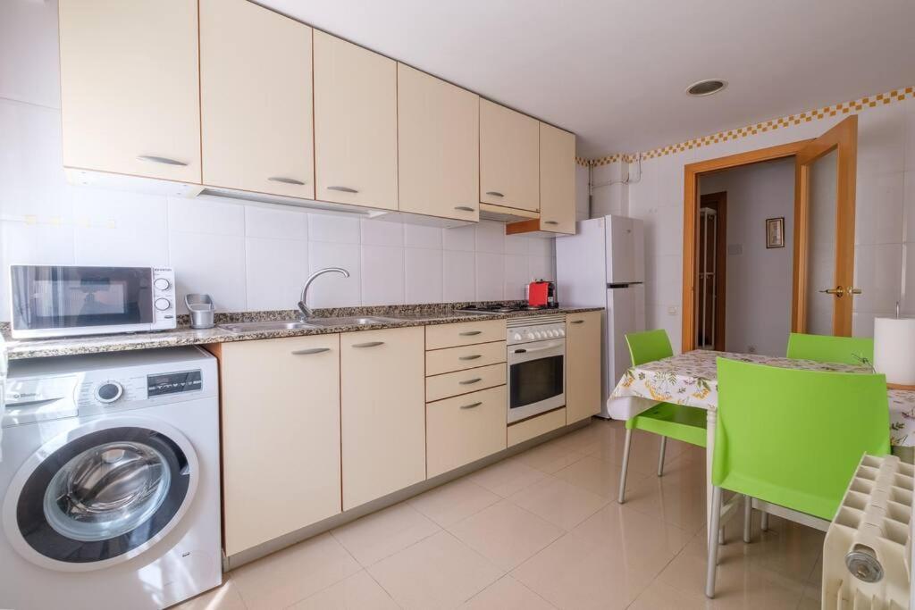 Appartamento En Complejo Residencial, Con Piscina. *